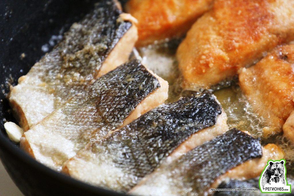Рецепт вкусно пожаренной горбуши. Рыба горбуша на сковороде. Горбуша жареная. Горбуша на сковороде сочная. Жареная рыба горбуша на сковороде.