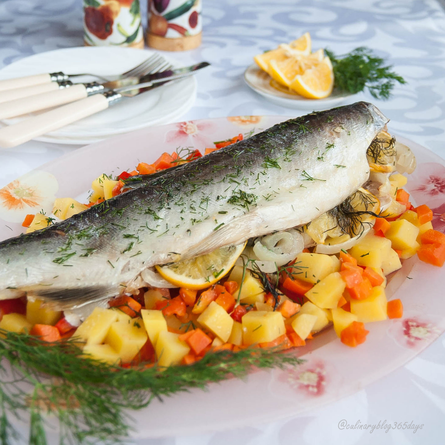 Рыба горбуша с овощами. Горбуша с овощами. Рыба на овощной подушке. Рыба с лимоном.