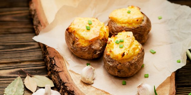 Запечённый картофель со сметаной и сыром: простой рецепт