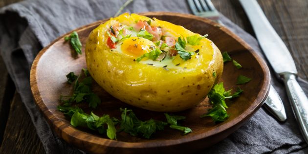 Запечённый картофель с яйцом, сыром и беконом: простой рецепт