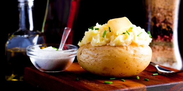 запечённая картошка, фаршированная говядиной и овощами: простой рецепт