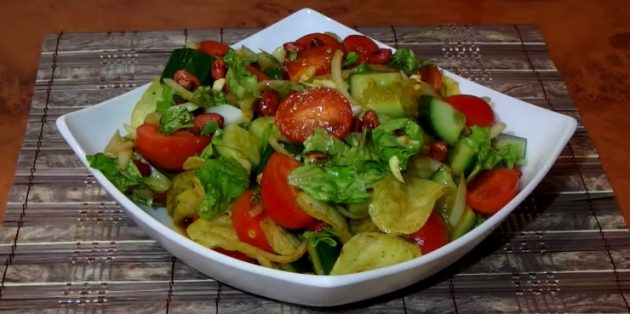 Овощной салат с чипсами, арахисом и соевой заправкой