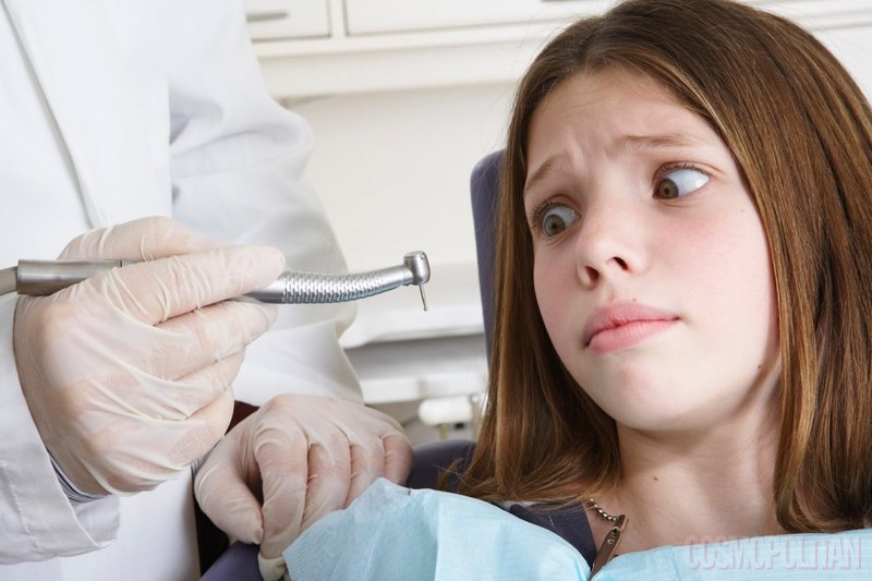 Девочка умерла на приеме у стоматолога. Ребенок боится стоматолога. Подросток у стоматолога. Страх в стоматологии у детей.