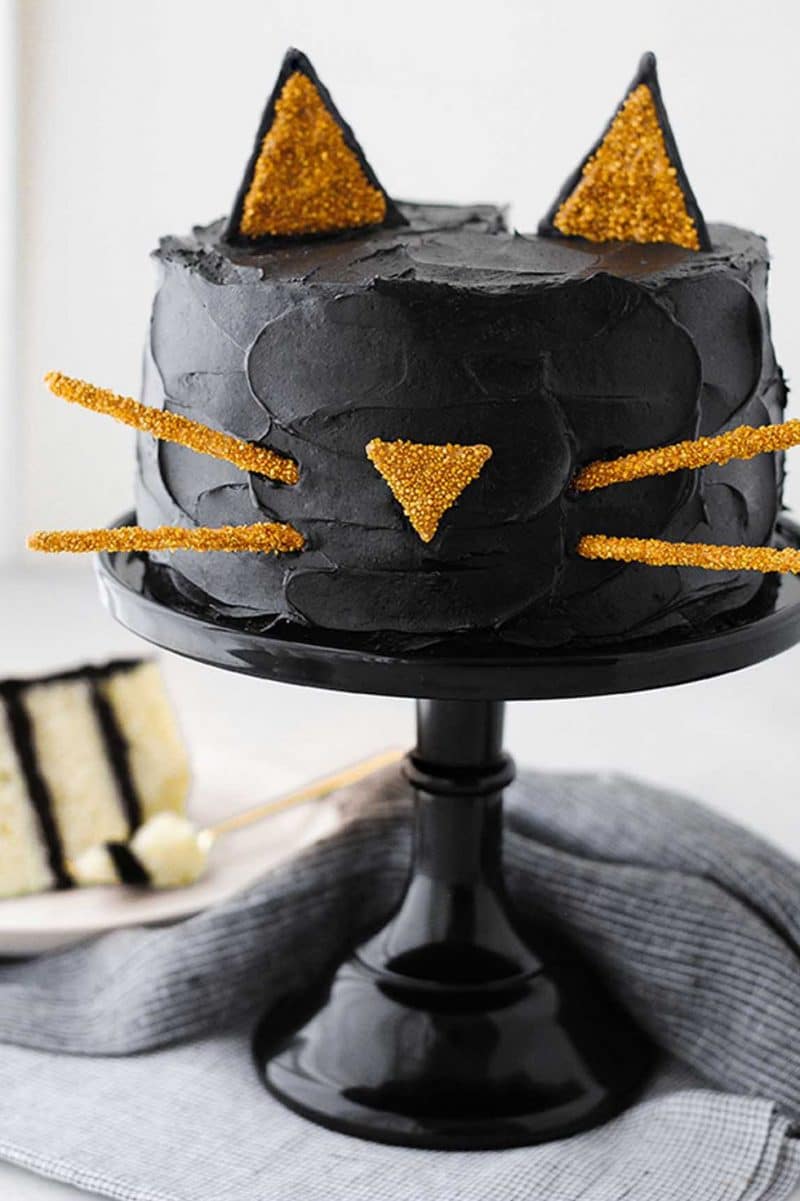 Торт в виде черной кошки