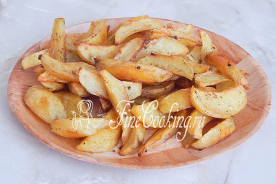 Перекладываем готовую картошку на блюдо и подаем горячей к столу