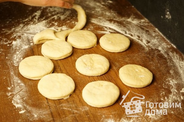 Воздушные пончики берлинеры с начинкой из заварного крема и шоколадной помадкой фото к рецепту 3
