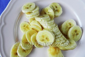 Банановый пирог: Банан тонко нарезать