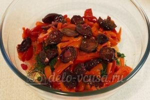 Салат с маринованным болгарским перцем: Добавить сливы