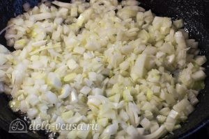 Суп с фрикадельками и картошкой: Режем лук