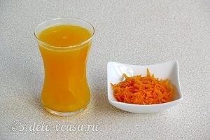 Апельсиновые кексы: Выжимаем сок и снимаем цедру с апельсина