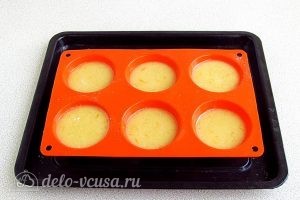 Апельсиновые кексы: Посыпаем кексы сахаром