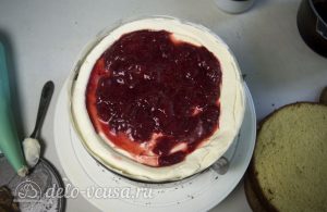 Торт с чизкейком внутри: Выложить крем и клубнику