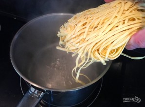 Спагетти с грибами в сливочном соусе - фото шаг 7