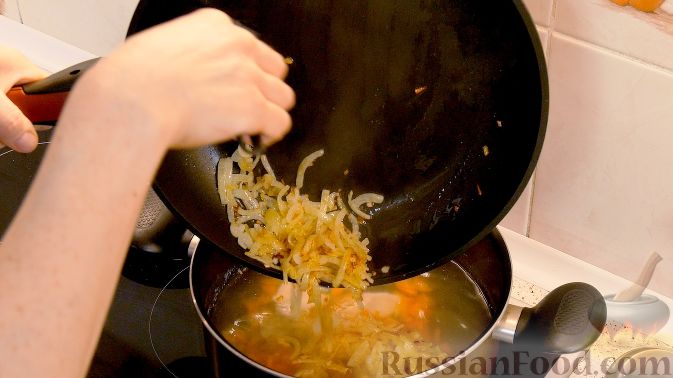 Фото приготовление рецепта: Картофельный суп с курицей и сливками шаг №7