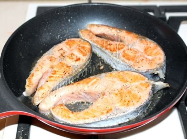 рыба на сковороде