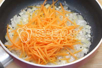 Обжарить на 1 ст. ложке растительного масла мелко нашинкованный лук и тертую морковь