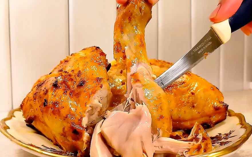 Мариновать курицу в кефире. Курица запеченная в маринаде. Курица в кефирном маринаде. Вкусный маринад для голени курицы в духовке. Маринованная курица в духовке.