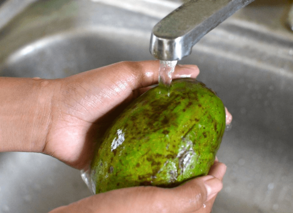 Помыть авокадо
