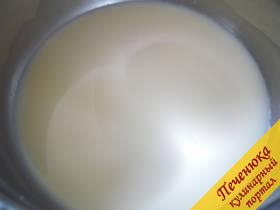 1) Вливаем свежее коровье молоко в кастрюльку, в которой и будет вариться в дальнейшем наш пудинг. У меня молоко базарное. Для приготовления этого десерта также отлично подойдет жирное магазинное молоко.