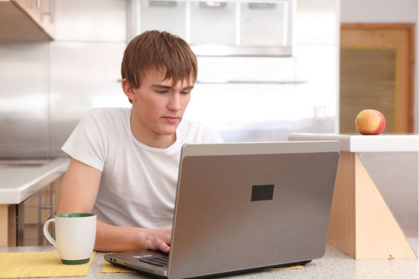 Зарабатывать в интернете подростку дома. Подросток и компьютер. Подросток за компьютером. Подросток за ноутбуком. Подросткоза компьютером.