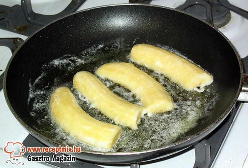 Банан в тесте на сковороде. Бананы на сковороде. Жареные бананы на сковороде. Бананы в кляре на сковороде. Жареные бананы в масле.