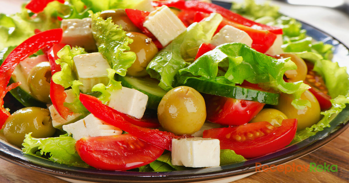 Овощной салат огурцы помидоры лук. Красивый летний салат. Овощной салат. Зелень для салатов. Салат из летних овощей.