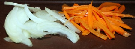 Нарезать морковь и репчатый лук тонкими полосками, отправить в суп.