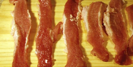 Нарежем свинину достаточно узкими полосками.