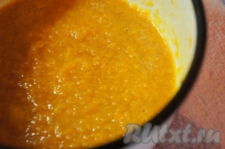 Оставить несколько долек мандарина для украшения булгура, остальные мандарины пюририровать с помощью блендера. Мандариновый соус готов.

