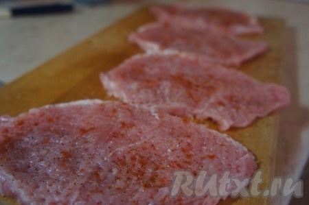 Свинину разрезать на порционные куски, отбить, посолить, добавить паприку и перец чили.
