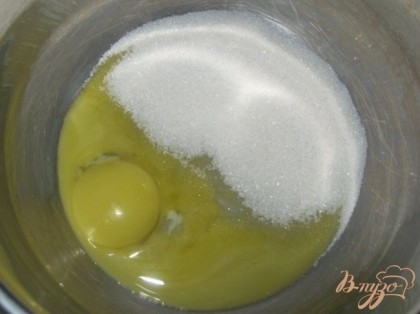 Желтки отделить от белков. Растереть желтки с 150 г сахара.