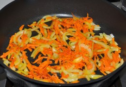 Готовить удобно в сковороде или другой толстостенной посуде. Пока разогревается масло (средний огонь), нарезать лук, морковь проще натереть. И, помешивая,  пассеровать  овощи 5-6 минут.