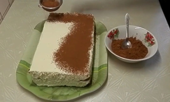 украшаем пирожное какао