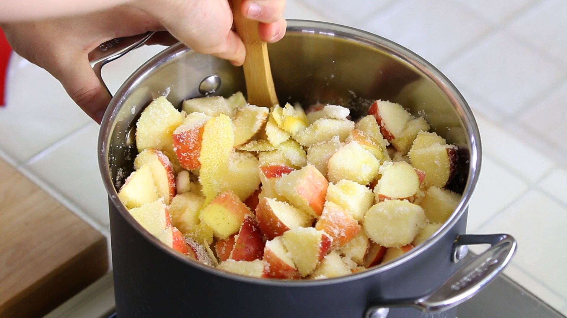 Сахар сливочное масло яблоки. Отжим яблок. Ферментированные резаные яблоки. Яблоки без кожуры в кастрюле с водой. Яблоки на вино через мясорубку.