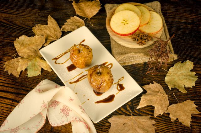 Десерт из печеных яблок — отличная альтернатива калорийной выпечке