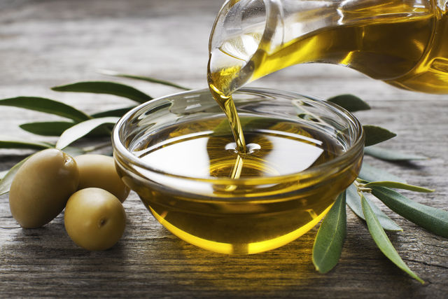 Активные вещества оливкового масла питают кожу и волосы, делая их более красивыми и ухоженными