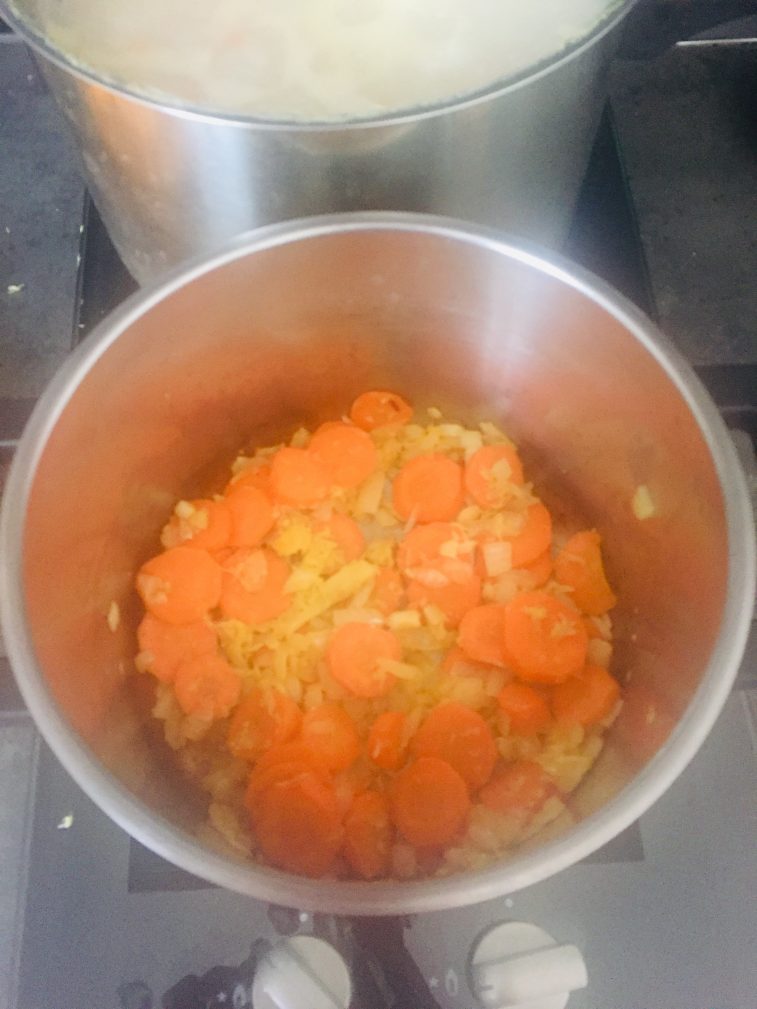 Фото рецепта - Морковно-тыквенный суп-пюре с карри - шаг 3