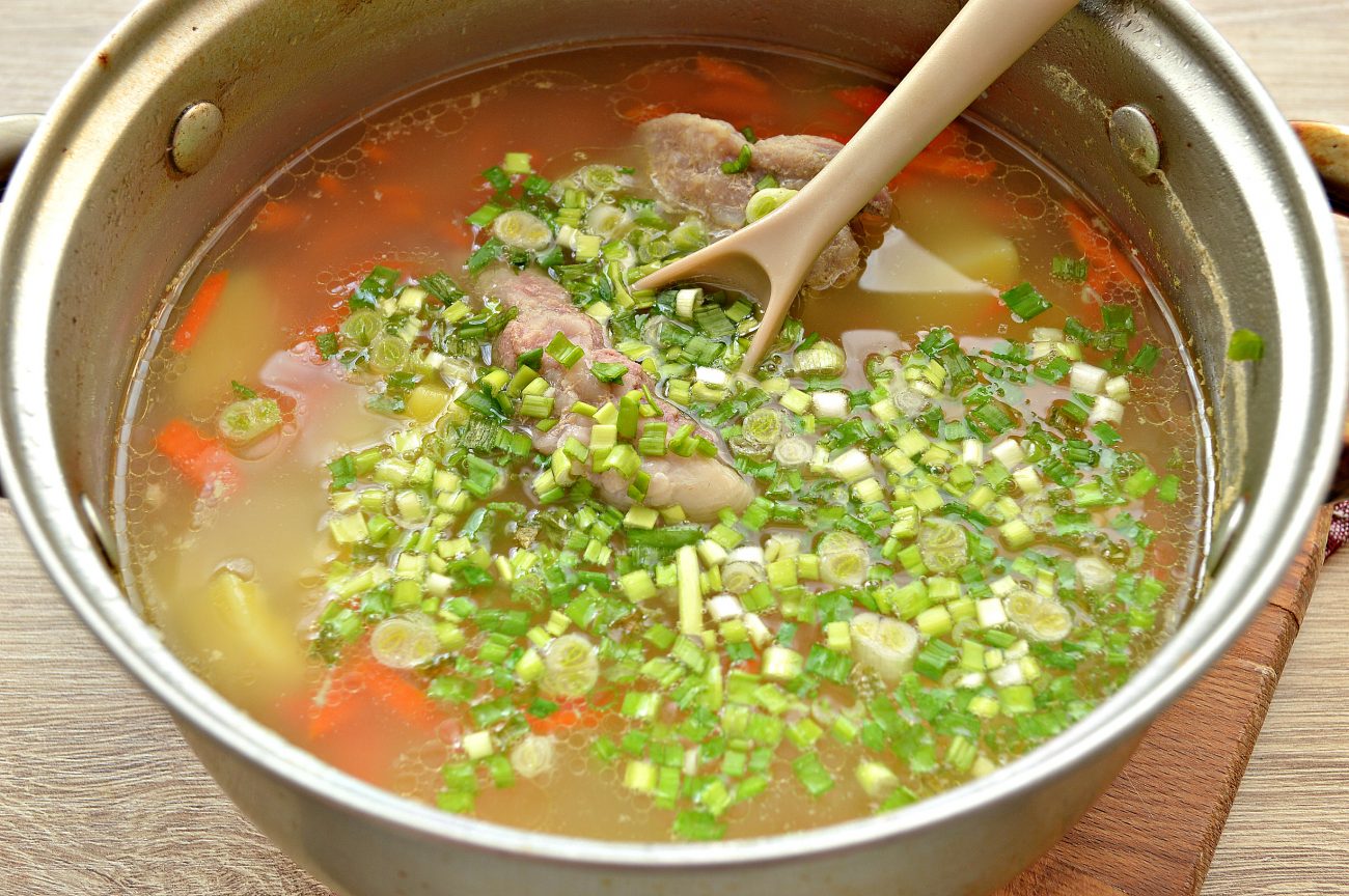 Суп со свининой простой рецепт. Суп из свинины. Суп на Свином бульоне. Картофельный суп со свининой. Вкусный суп из свиных ребрышек.