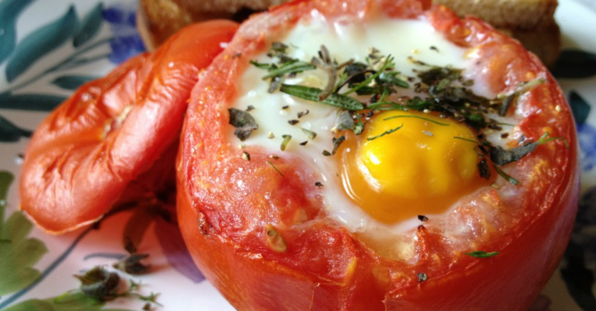 Помидоры фаршированные сыром в духовке рецепты. Яйца с помидорами, фаршированными ветчиной и грибами. Помидоры фаршированные яйцом. Яичница с помидорами в духовке. Запеченные помидоры с яйцом.